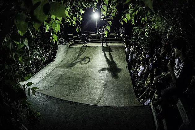 Командный найтрайд в минирампе XSA backyard