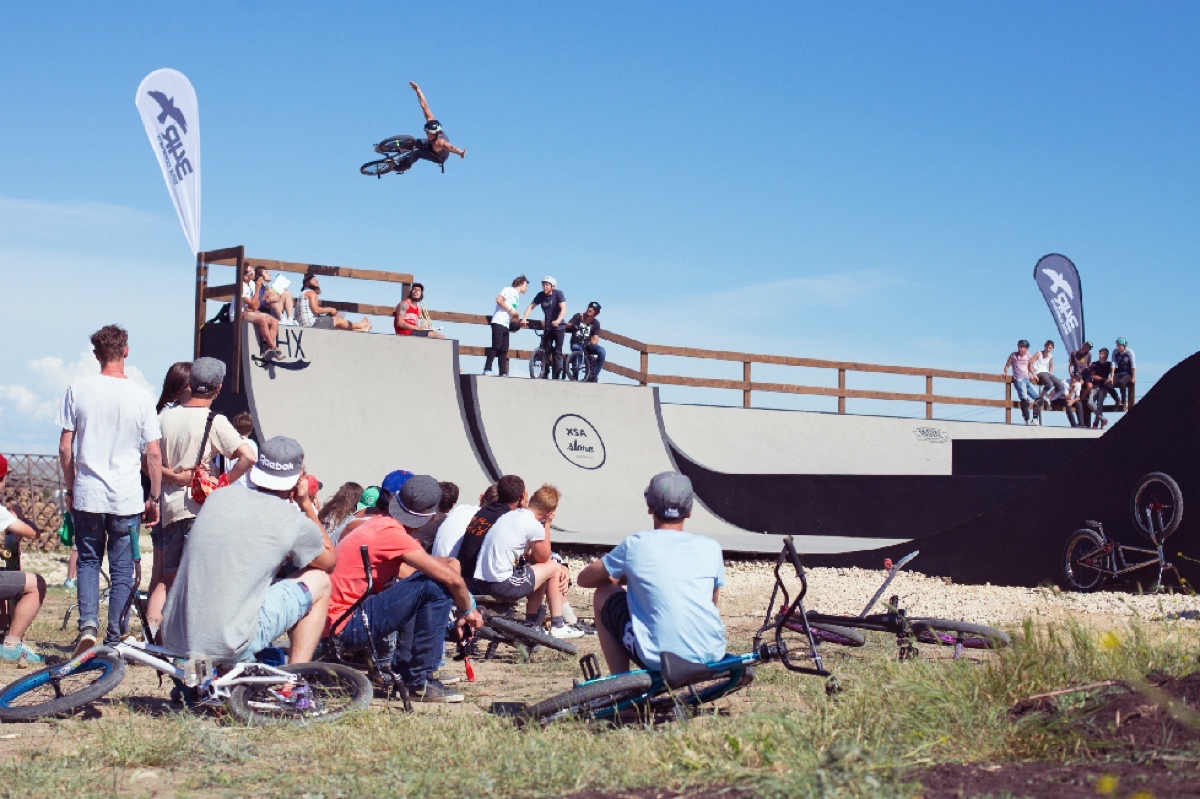 Ноухэндс на рампе в скейт-парке