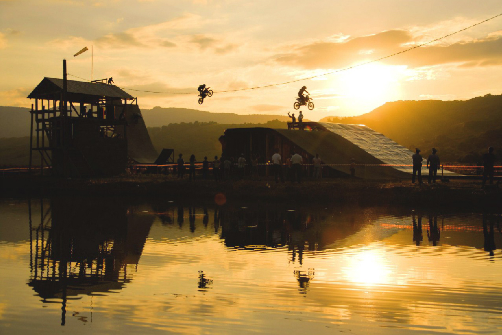 FMX райдеры на big air