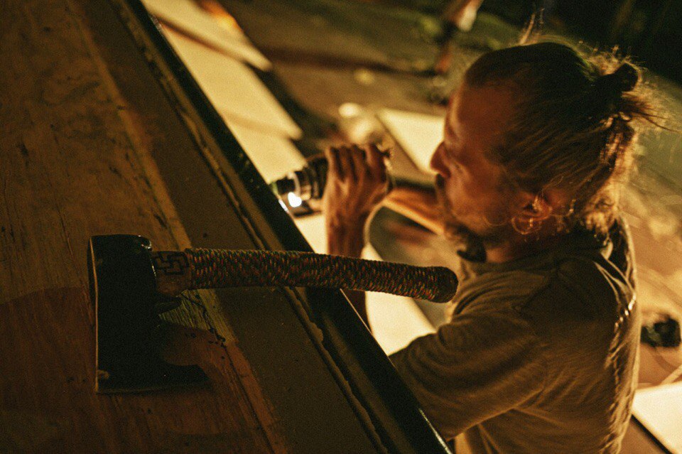 Сэм трудится