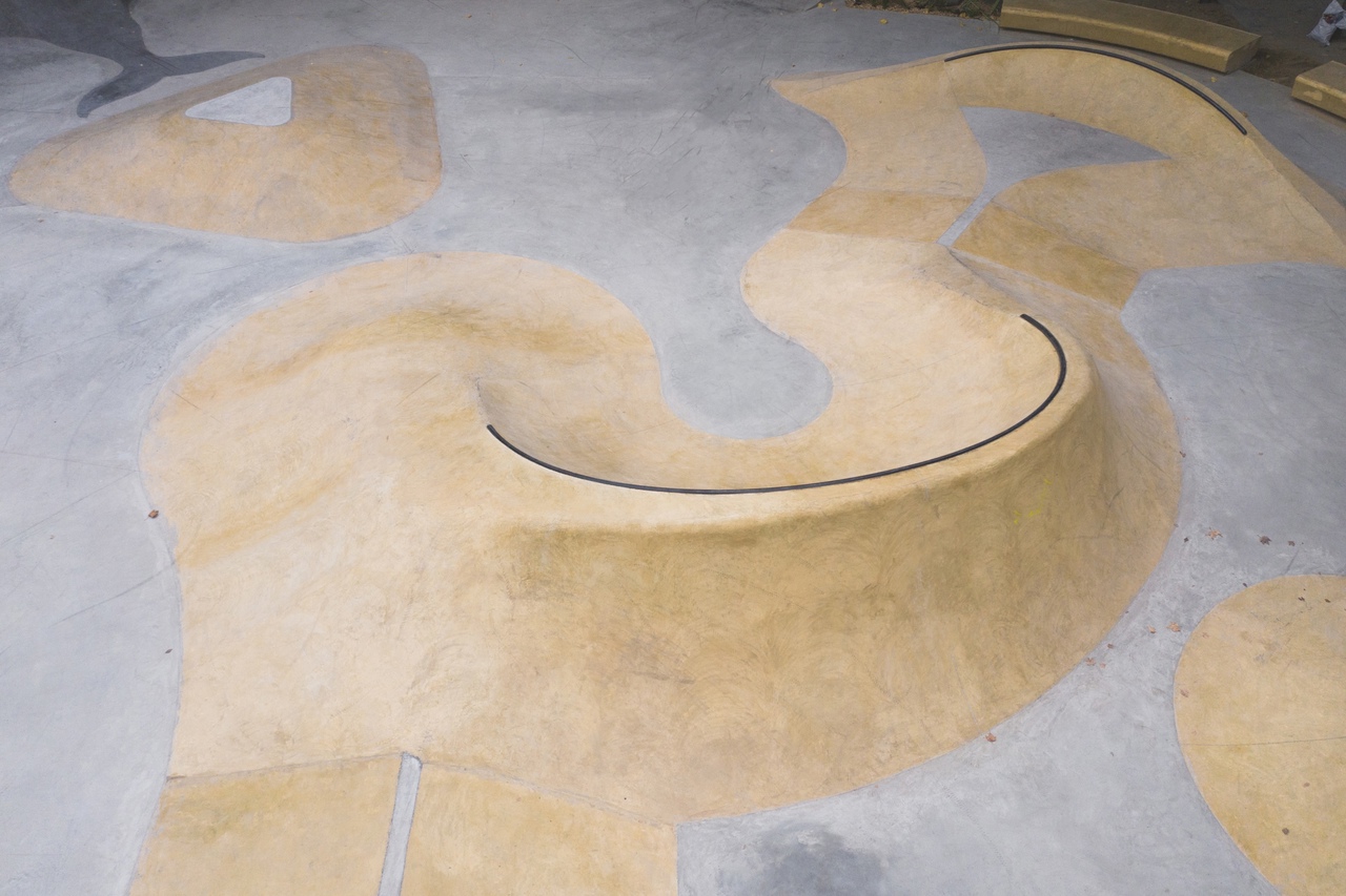 Железный коупинг бетонного парка