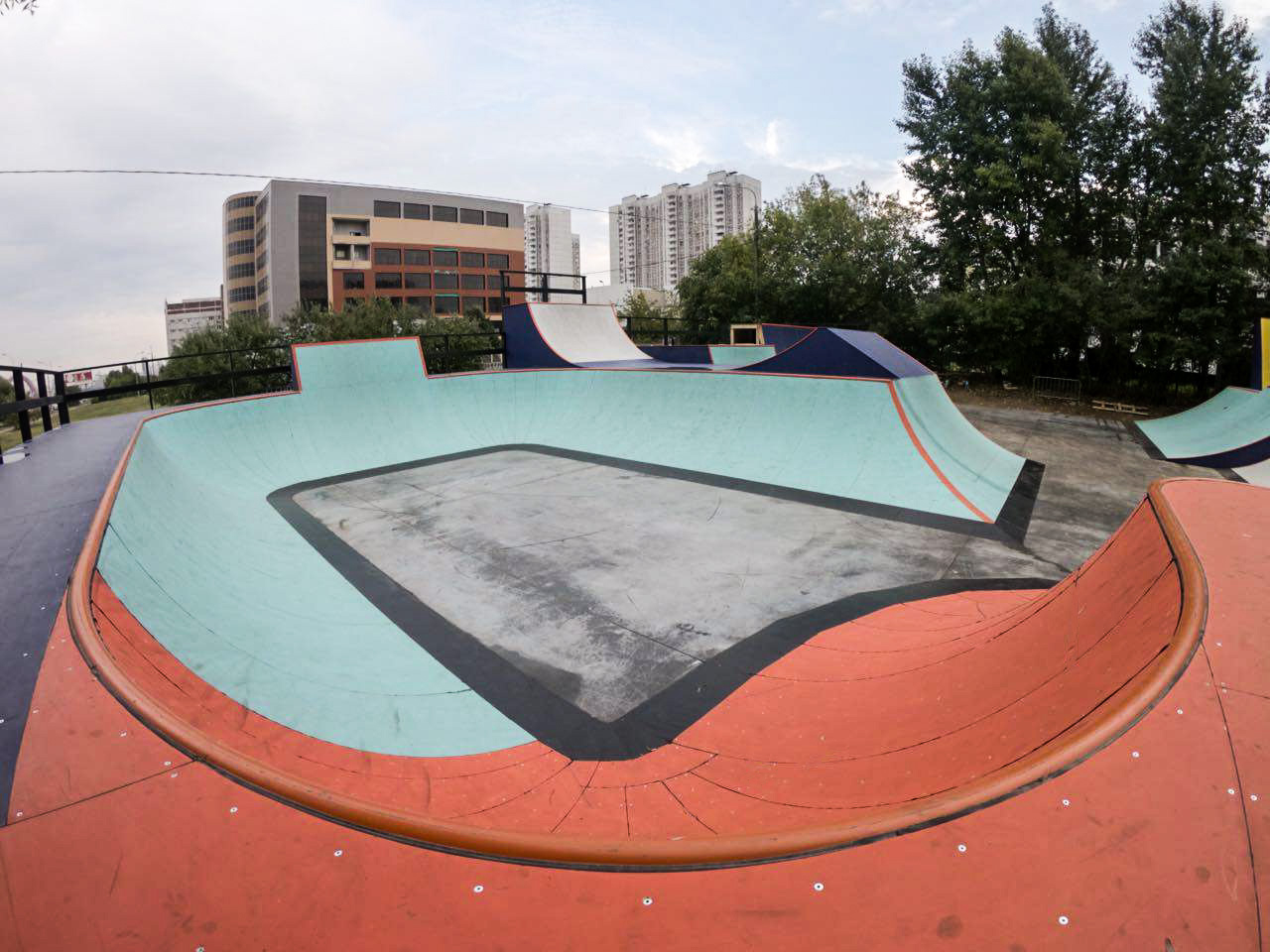 Пул в скейт-парке XSA