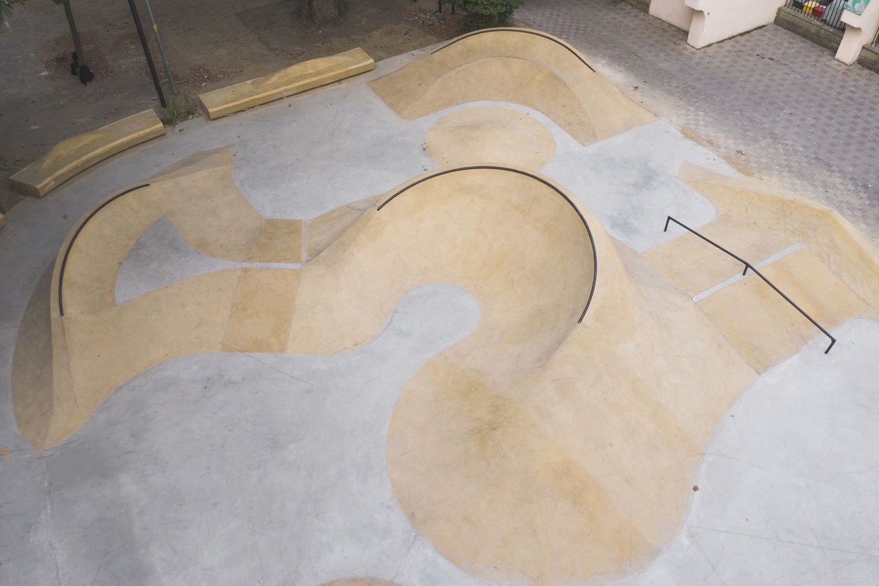 Железный коупинг бетонного парка