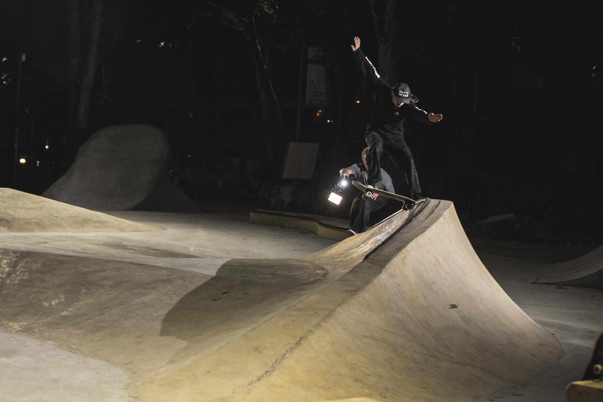 Викинг выполняет трюк в парке