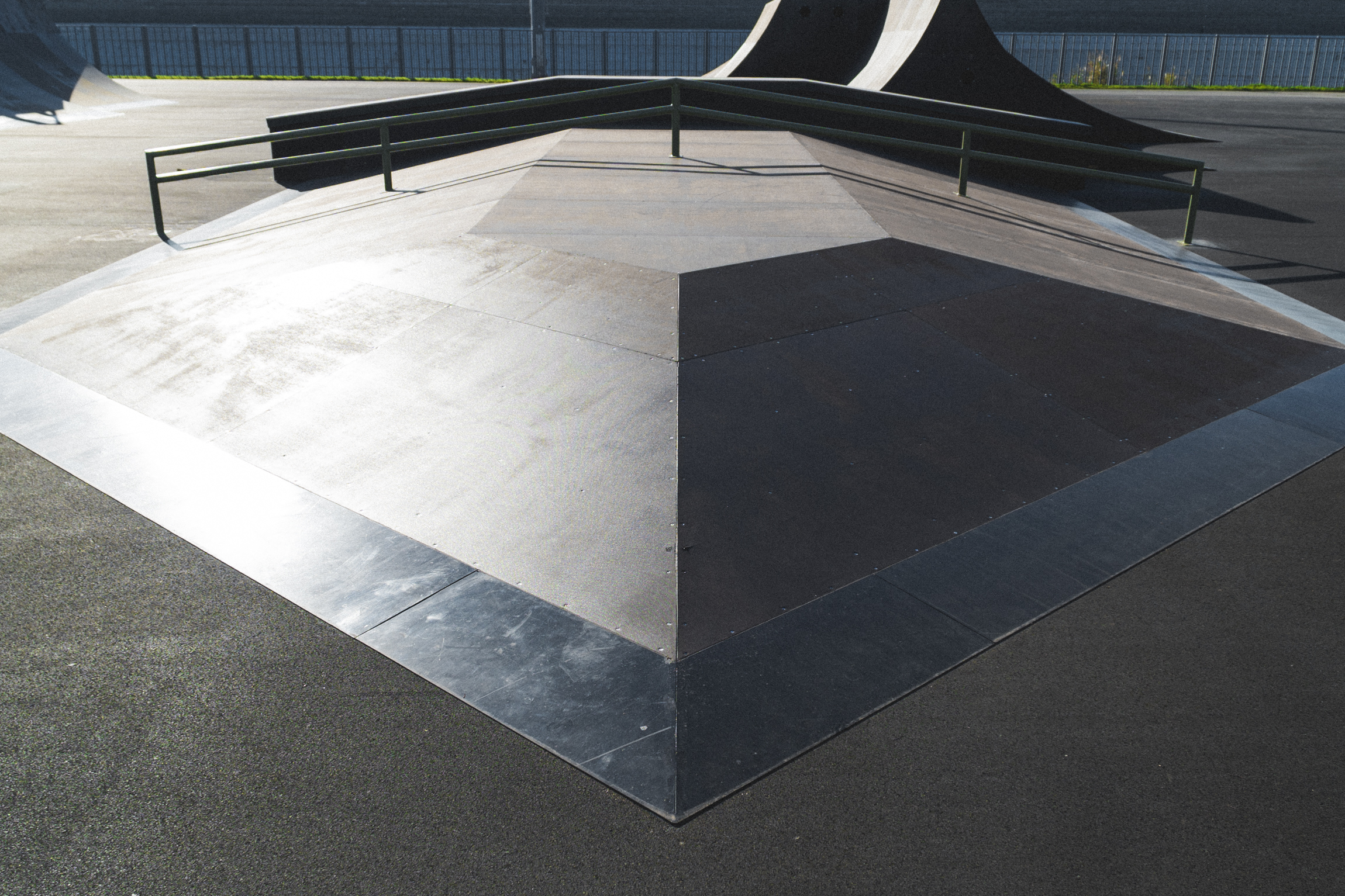 скейт-пирамида с наклонным рейлом