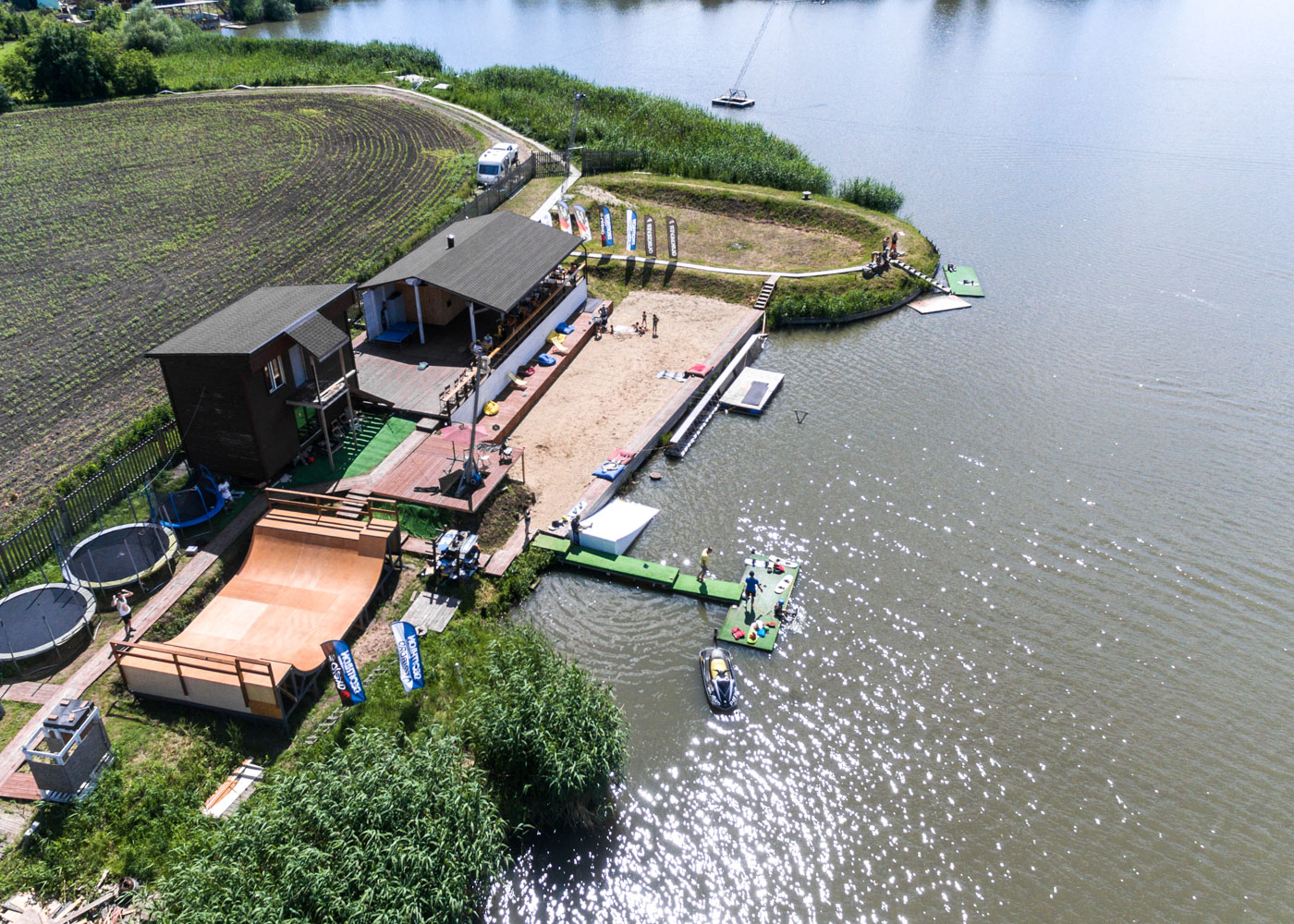 Качественная мини-рампа на берегу озера