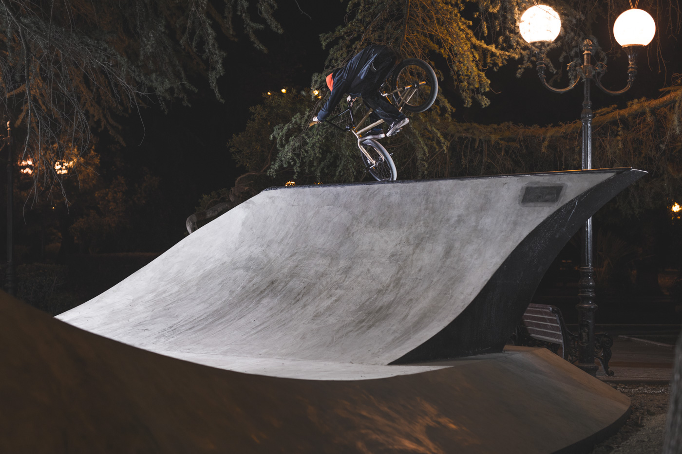 Мануал на BMX на квотерпайпе в скейт-плазе Сочи