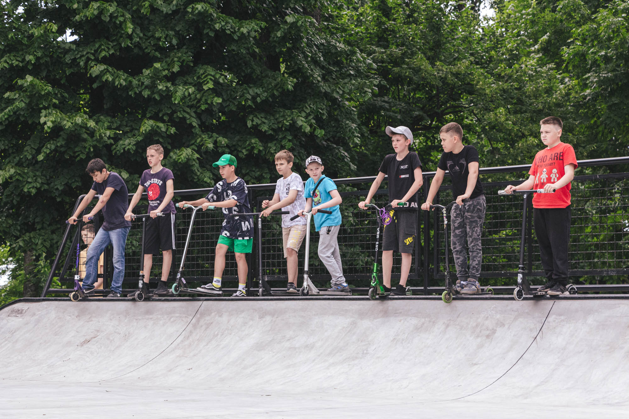 Молодое поколение самокатчиков в плазе XSA. Майкоп