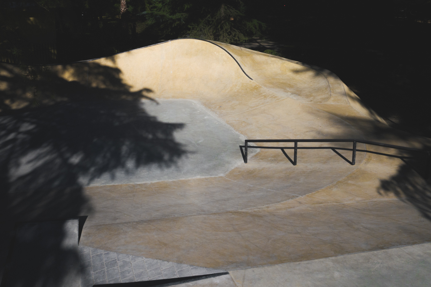 Рейл в бетонном скейт-парке