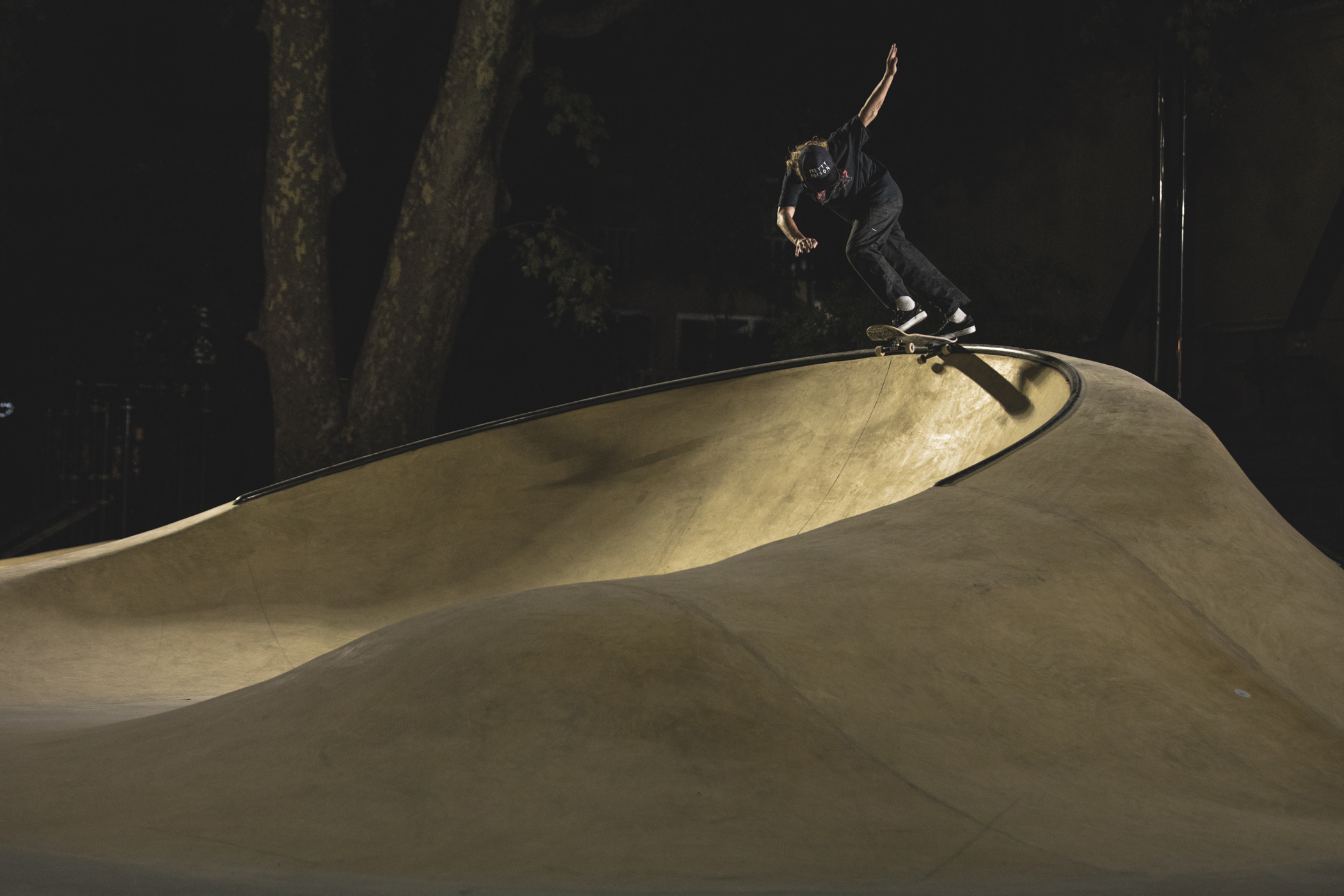 Слайд на квотере в скейт-парке Адлера