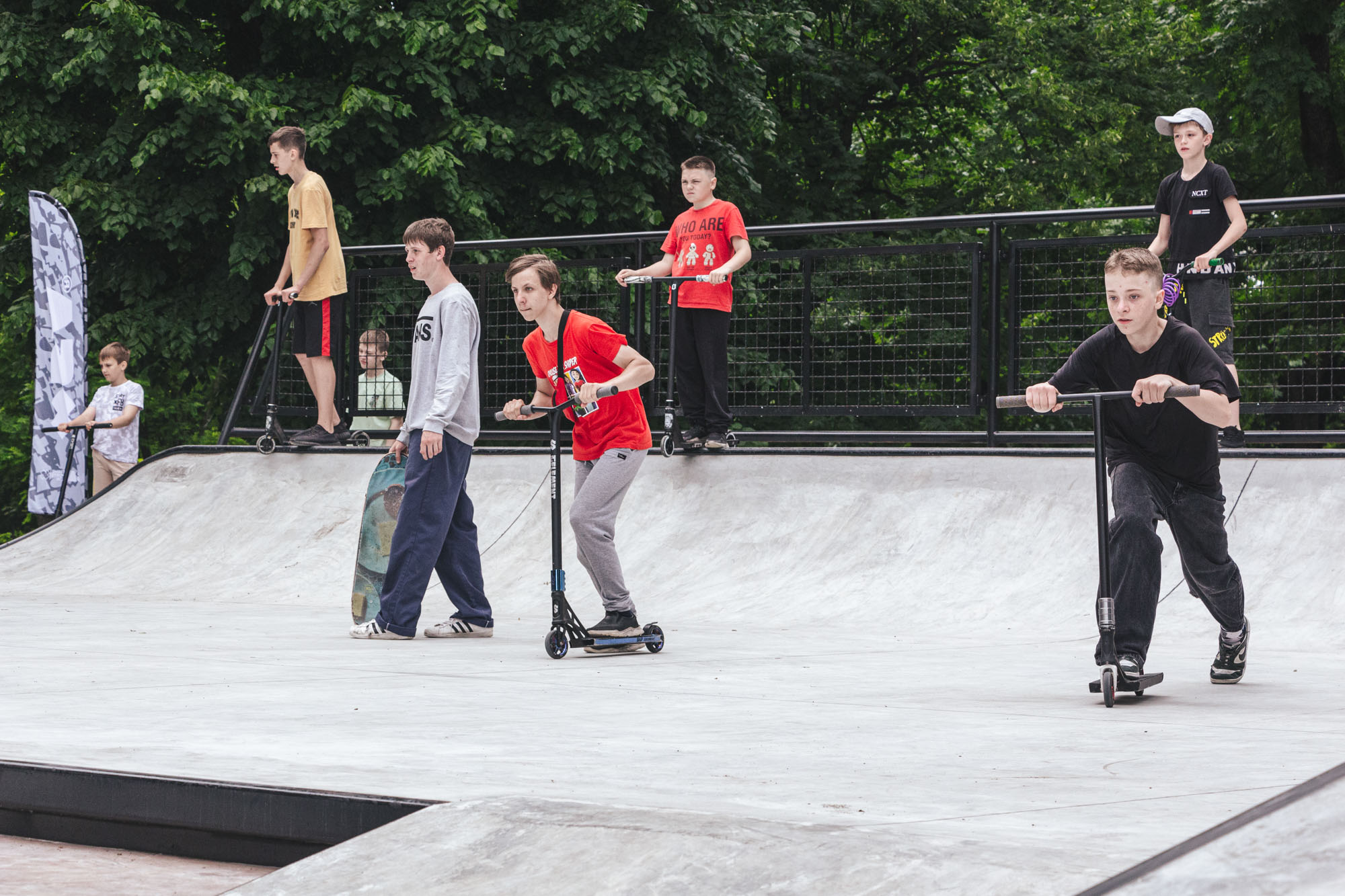 Кикскутеры в бетонной плазе XSA Ramps