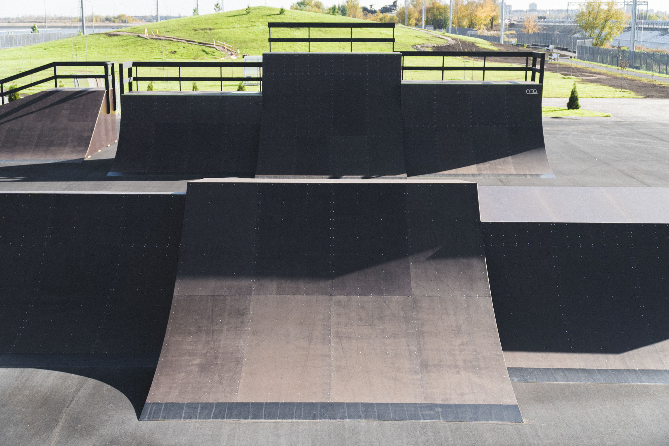 Квотерпайп и спайн в скейт-парке