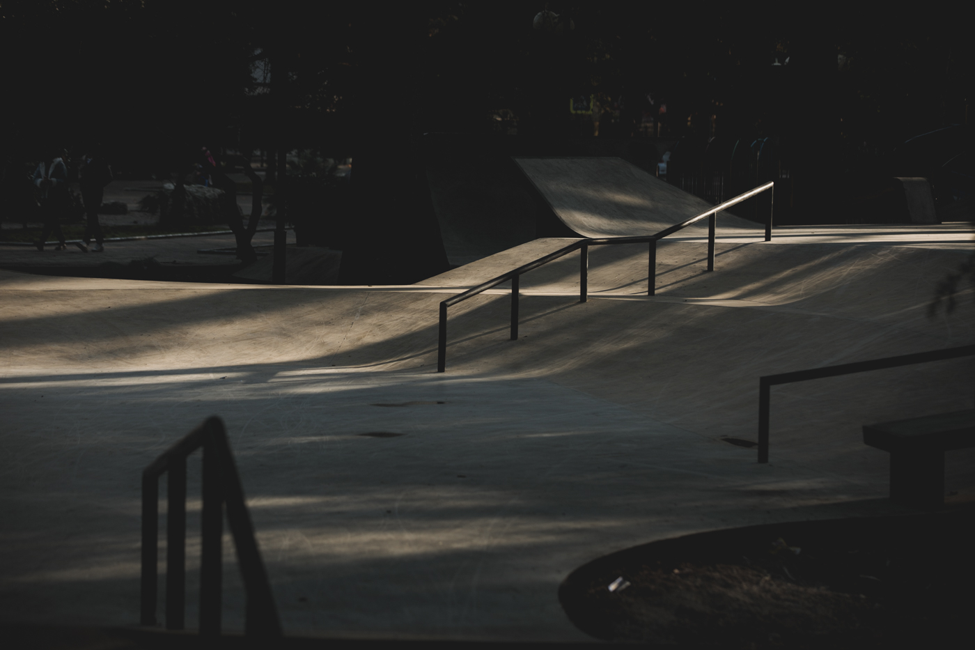 Рейл в бетонном скейт-парке