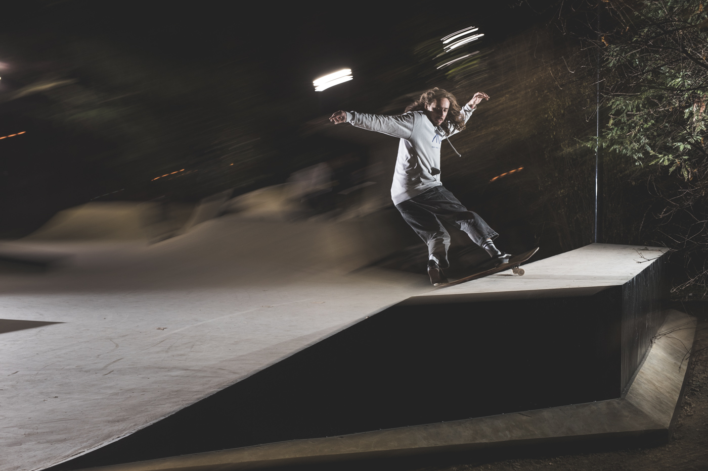 Трюк в бетонном сочинском скейт-парке