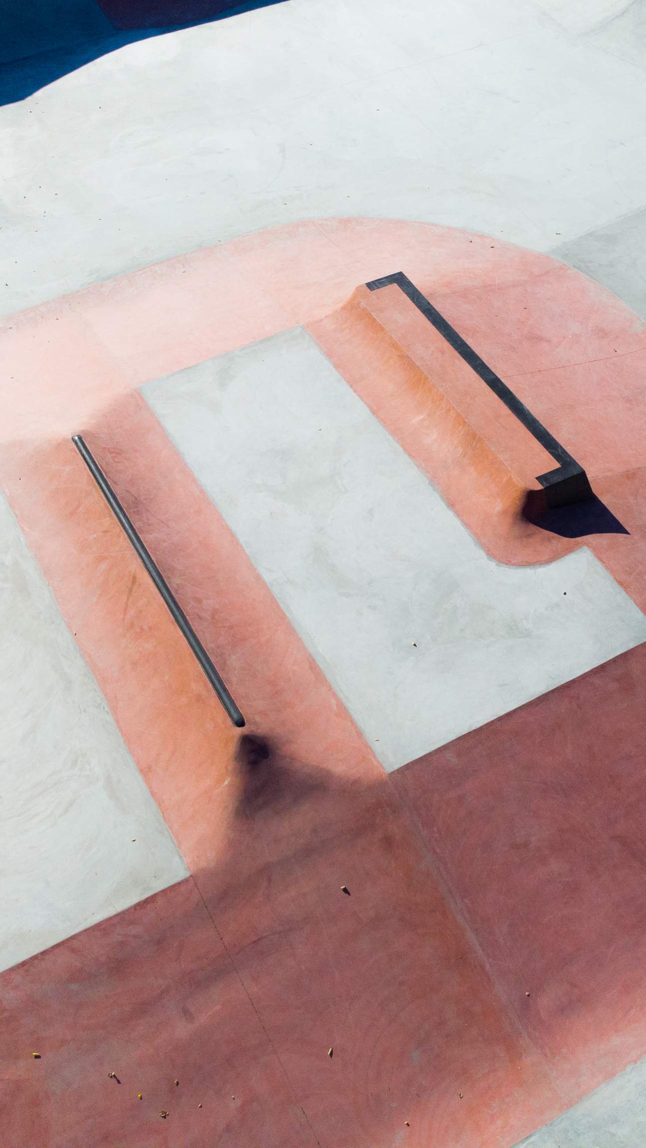 рейл в бетонном скейт-парке