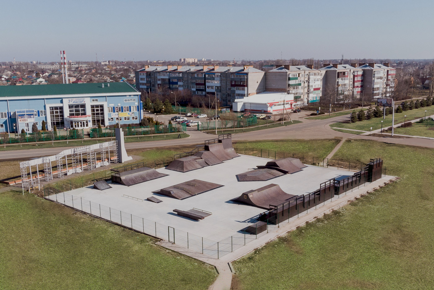 Маленький экстрим парк для начинающих скейтбордистов