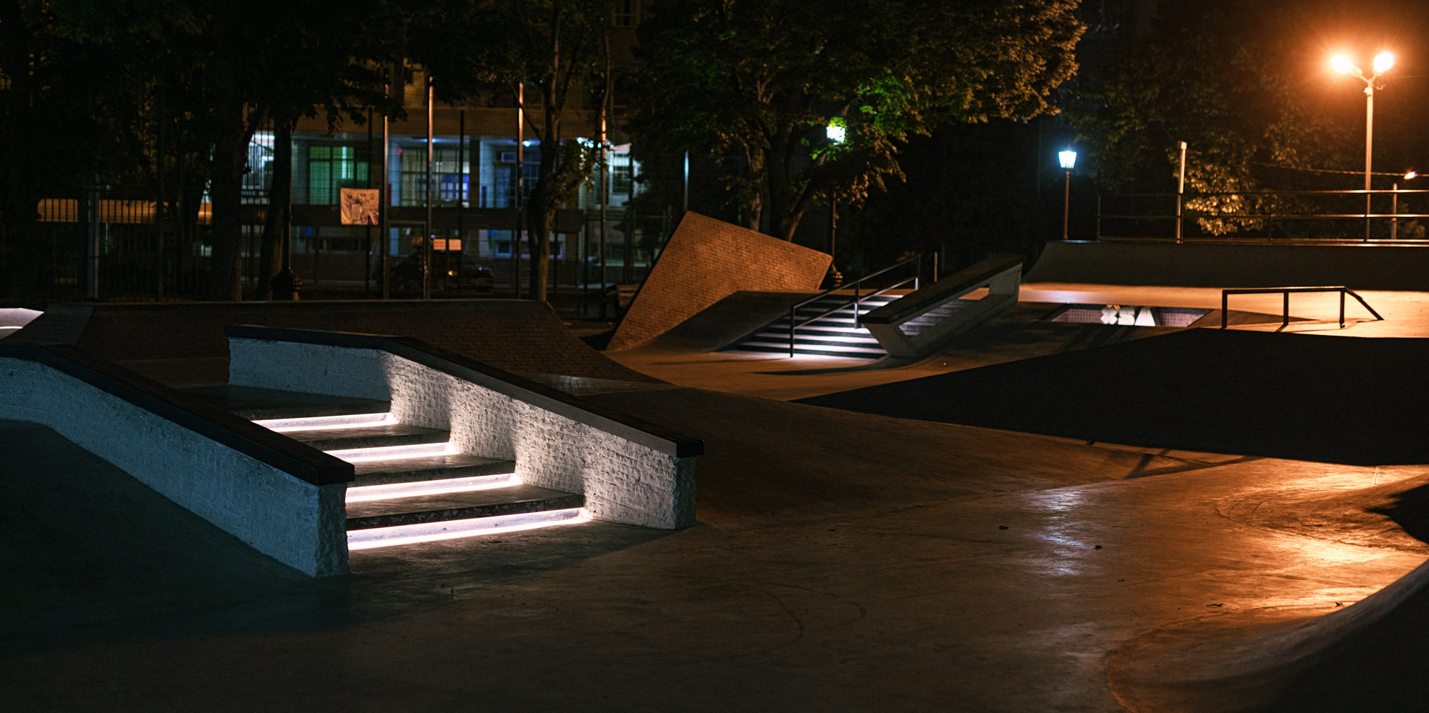 Скейт-парк в сквере со слоном