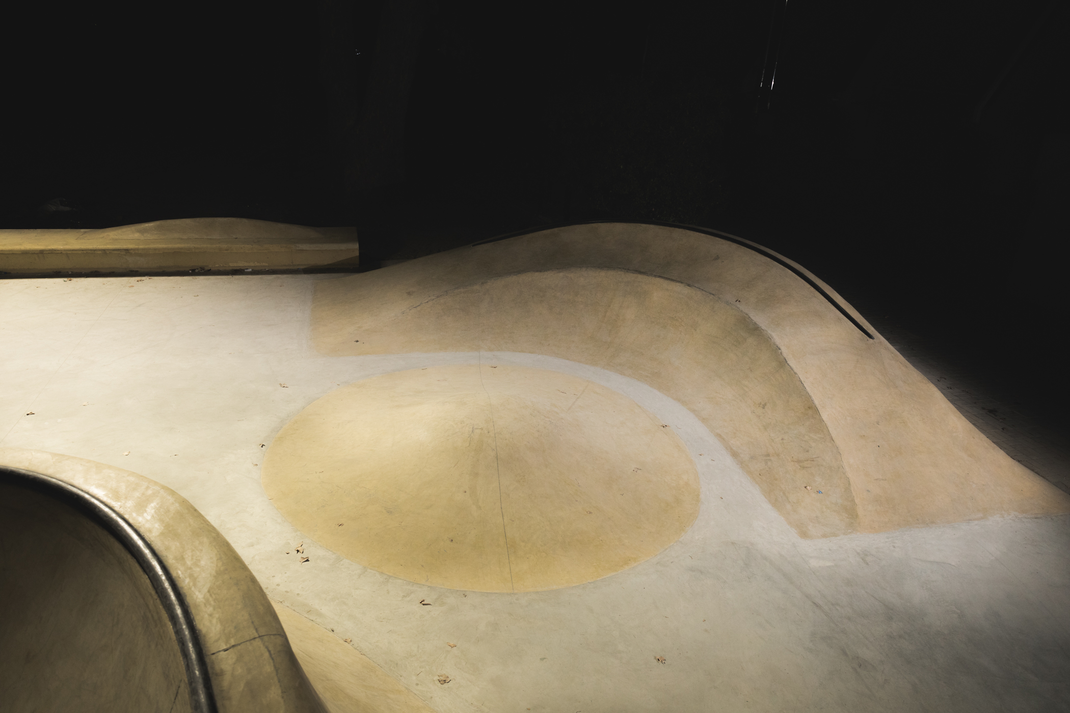 бетонный скейт вулкан в парке XSA Plaza Adler