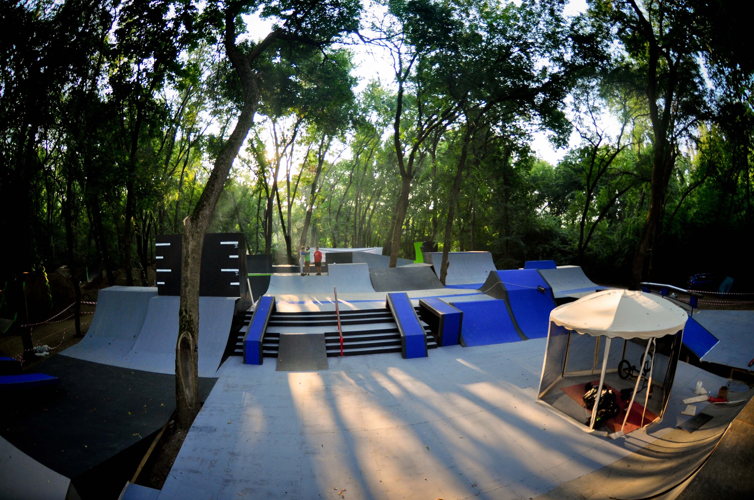 Ступени с рейлом и грайндбосами