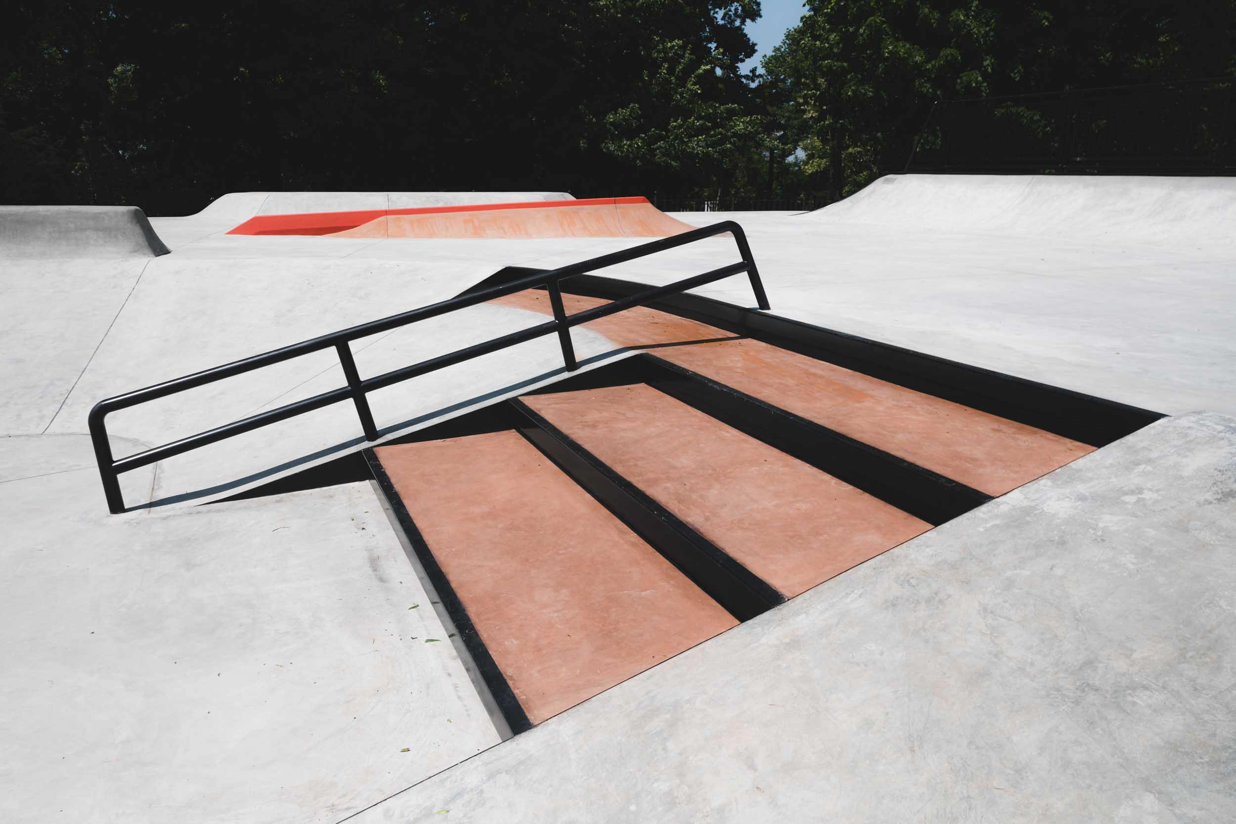 Ступени и рейл бетонного скейтпарка в Майкопе