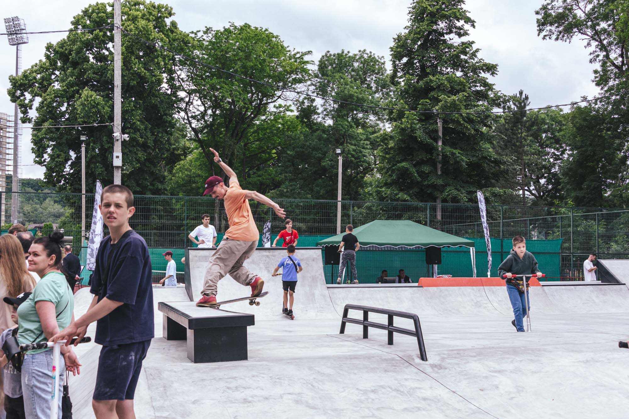 Слайд на кикбоксе в бетонной плазе XSA Ramps