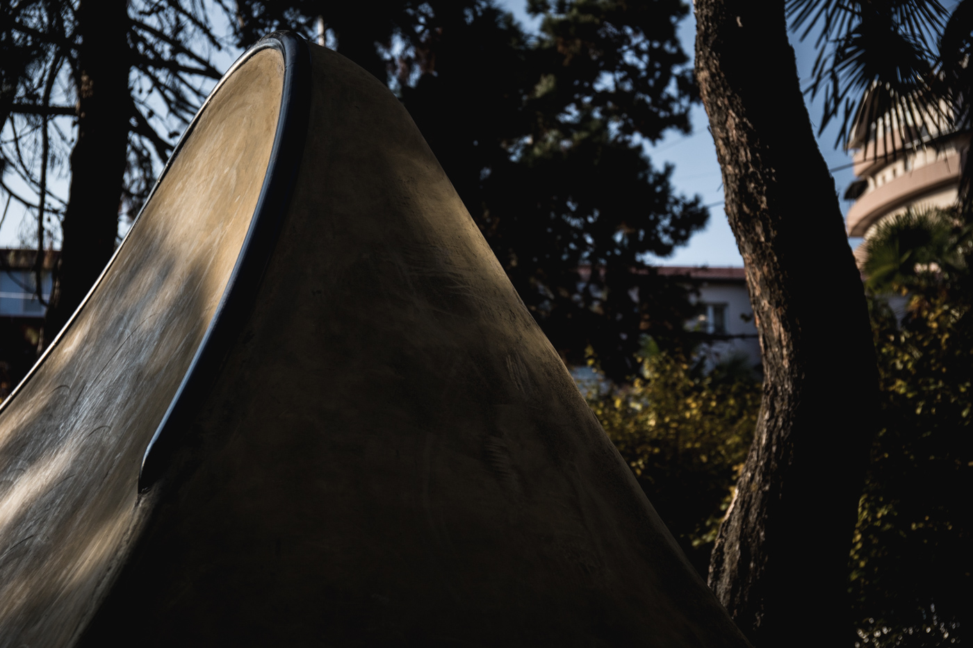 Металический коупинг бетонного скейт-пакрка