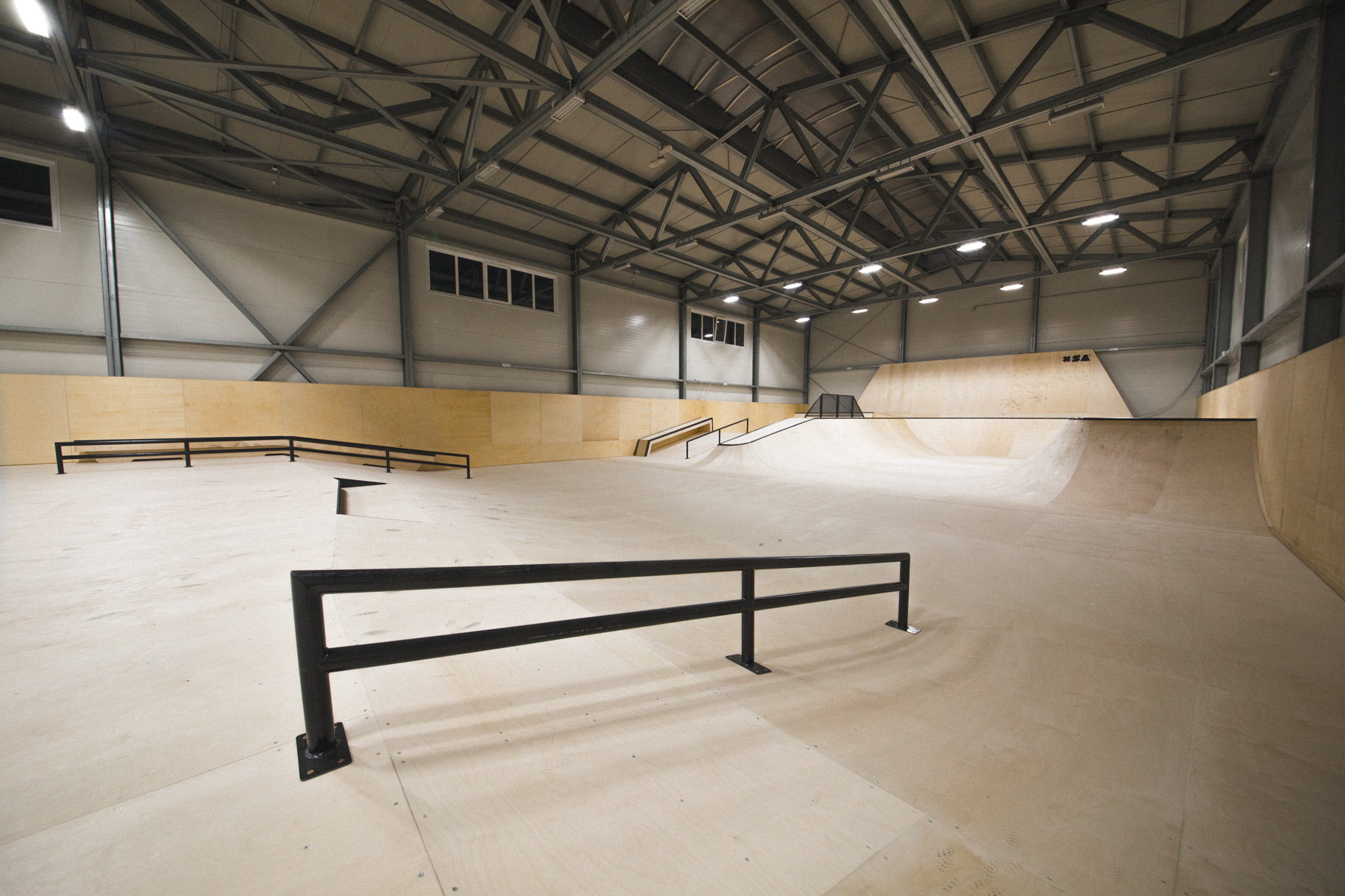 Рейлы скейт парка