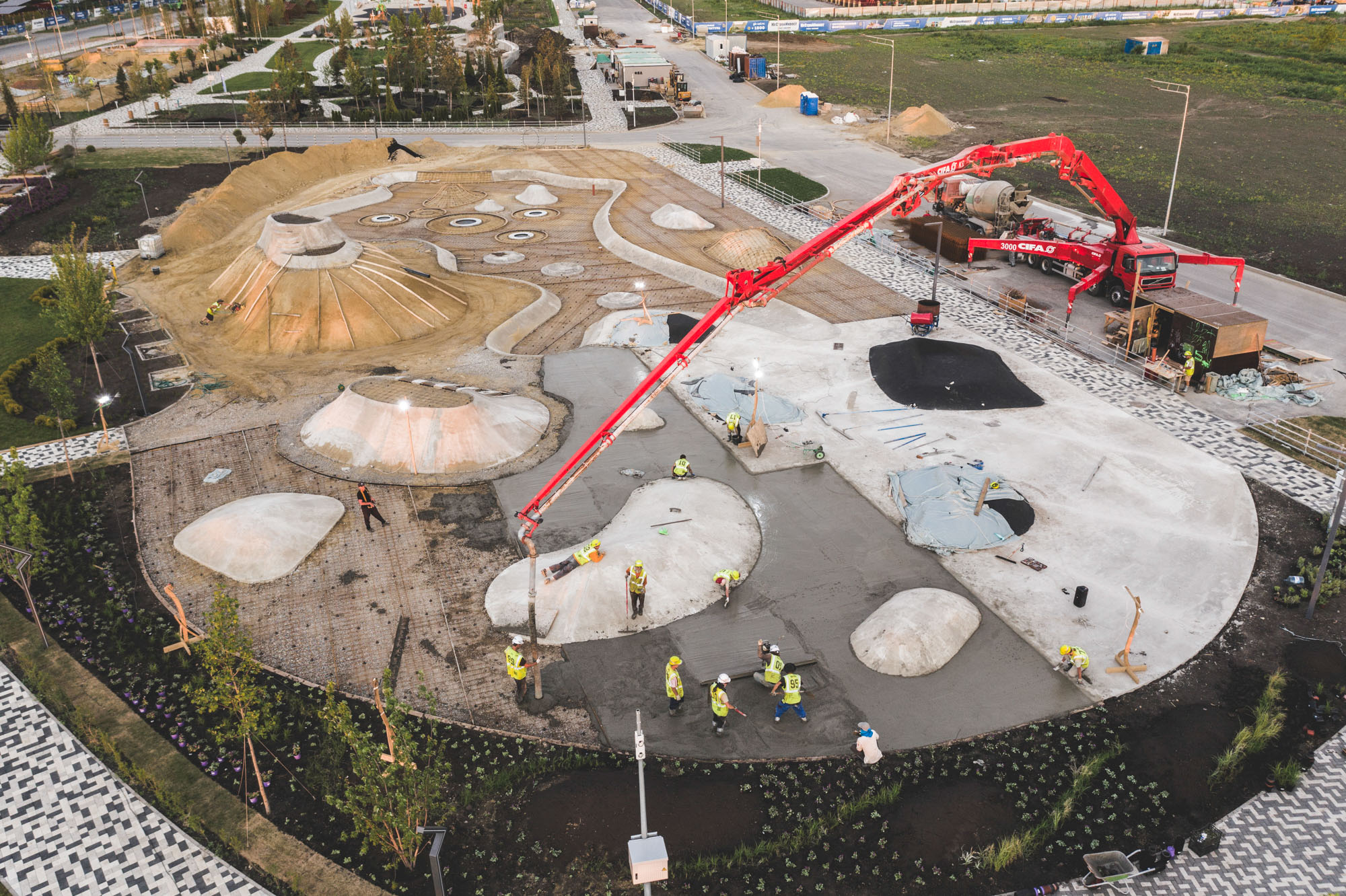 Заливка бетона на детской площадке от XSA Ramps