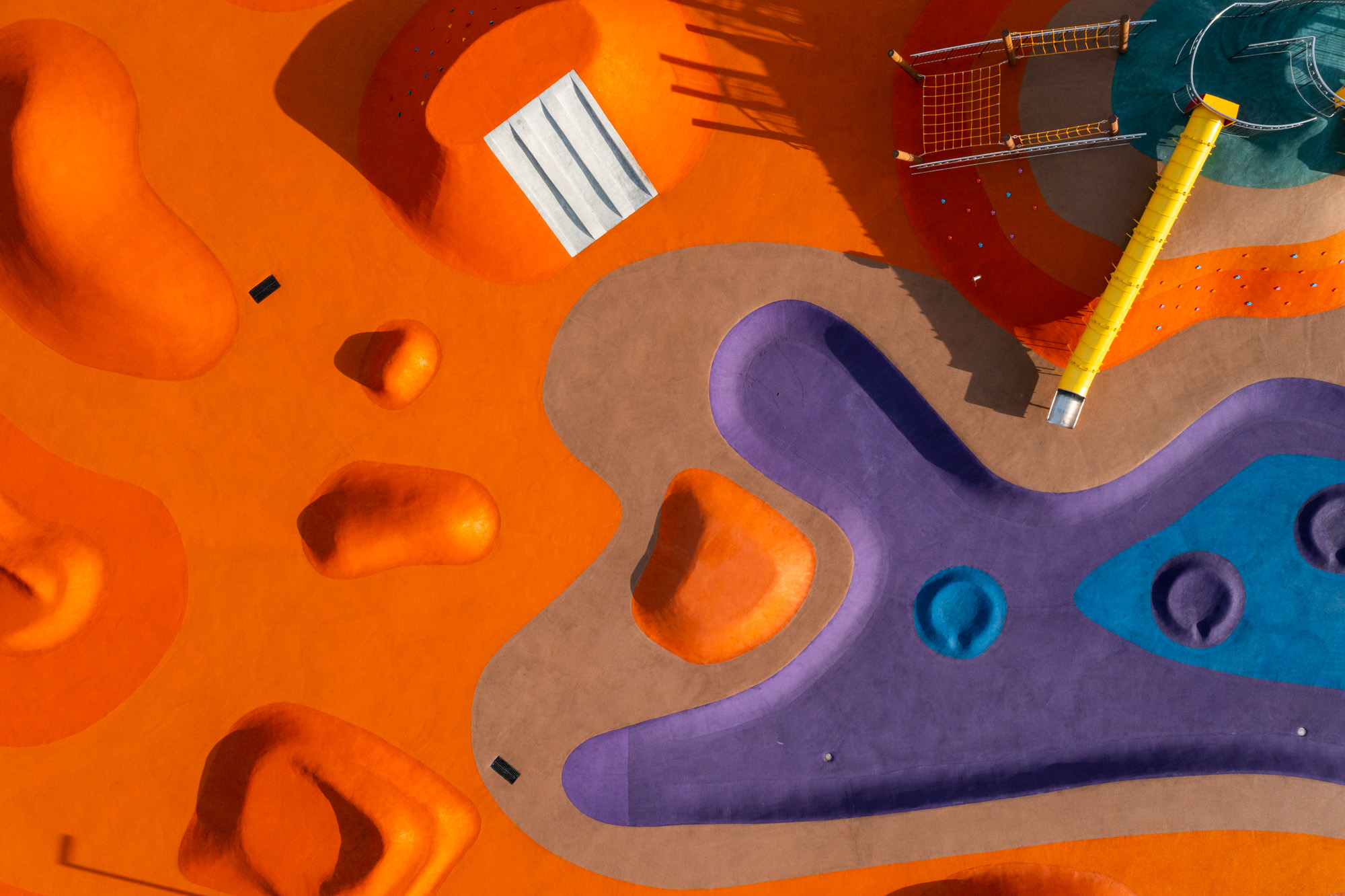 Вид сверху на детскую площадку в Ставрополе