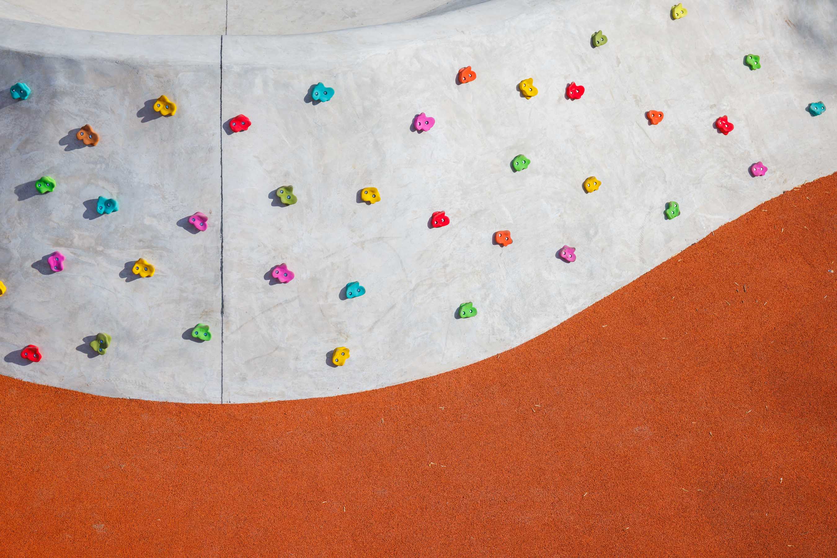 Скалодром как функциональный элемент декора. XSA Ramps бетонная плаза. Москва