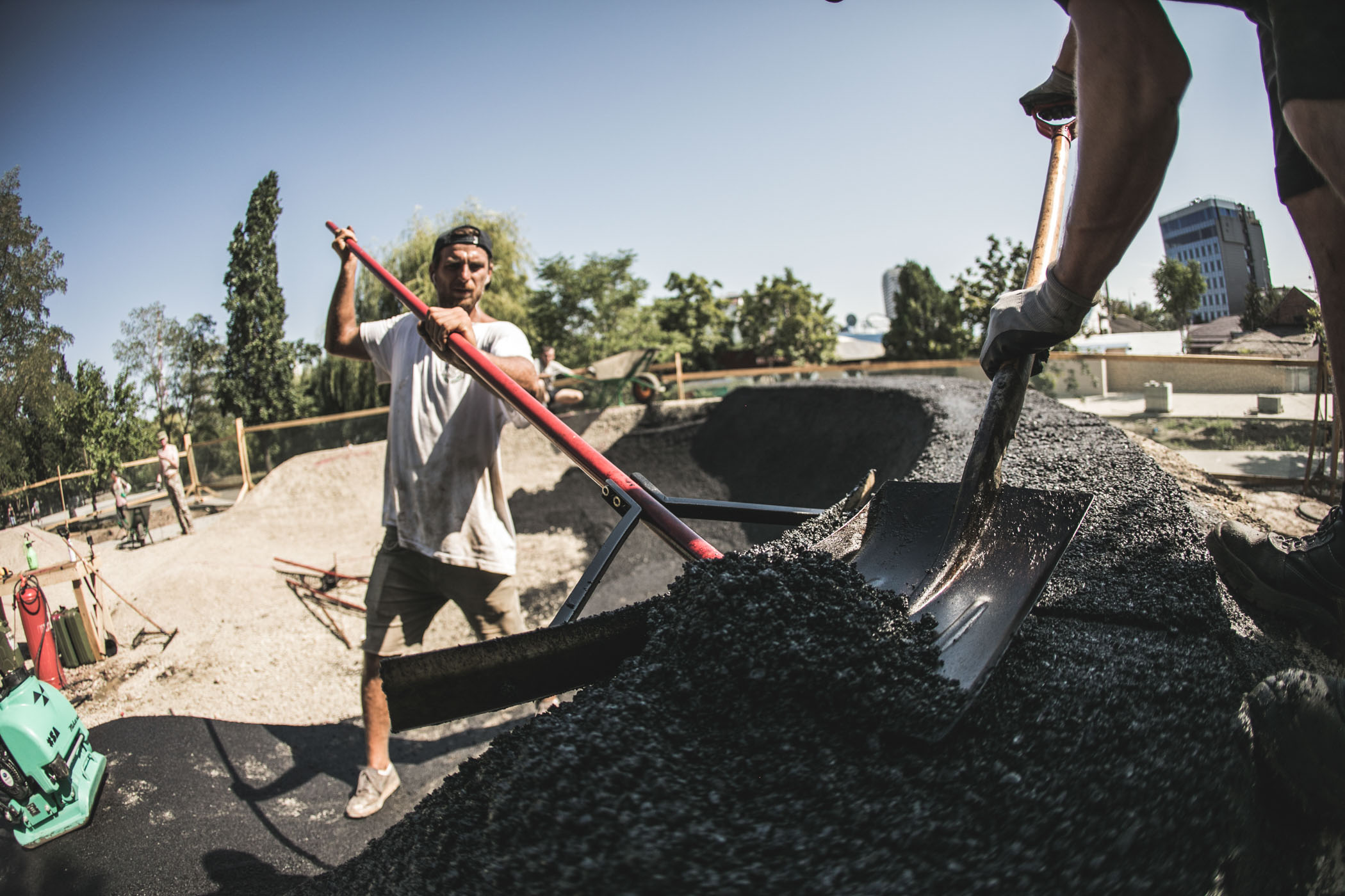 нанесение асфальтового покрытия на памптрек