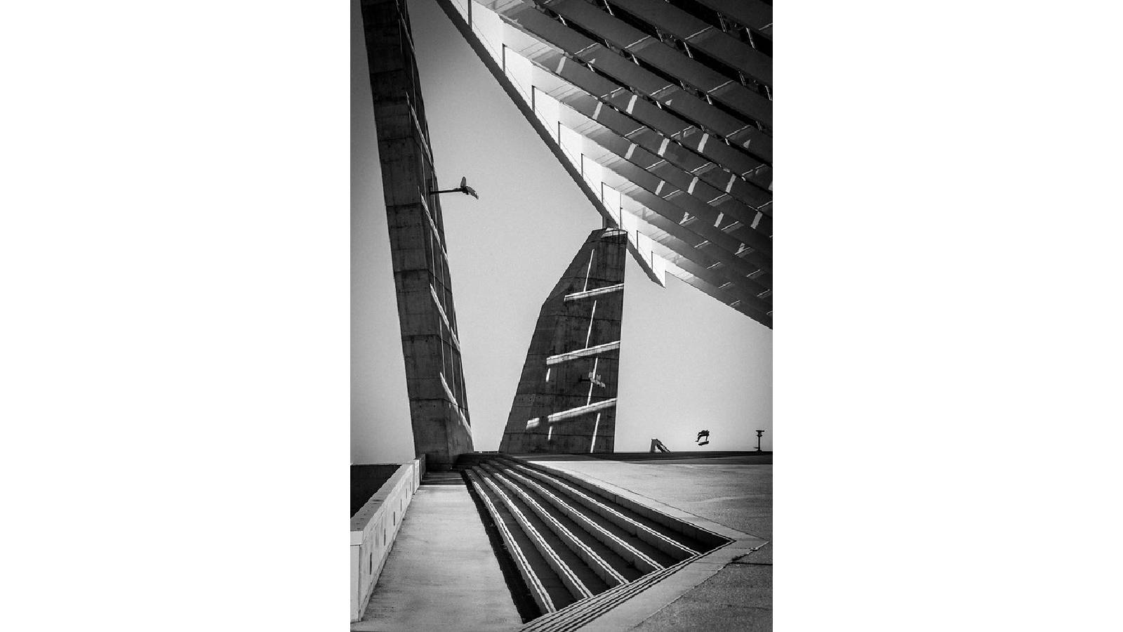 Райдер в архитектуре города, дальний план