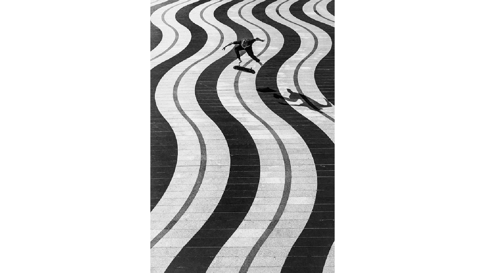 Скейтер делает трюк на геометрической разметке