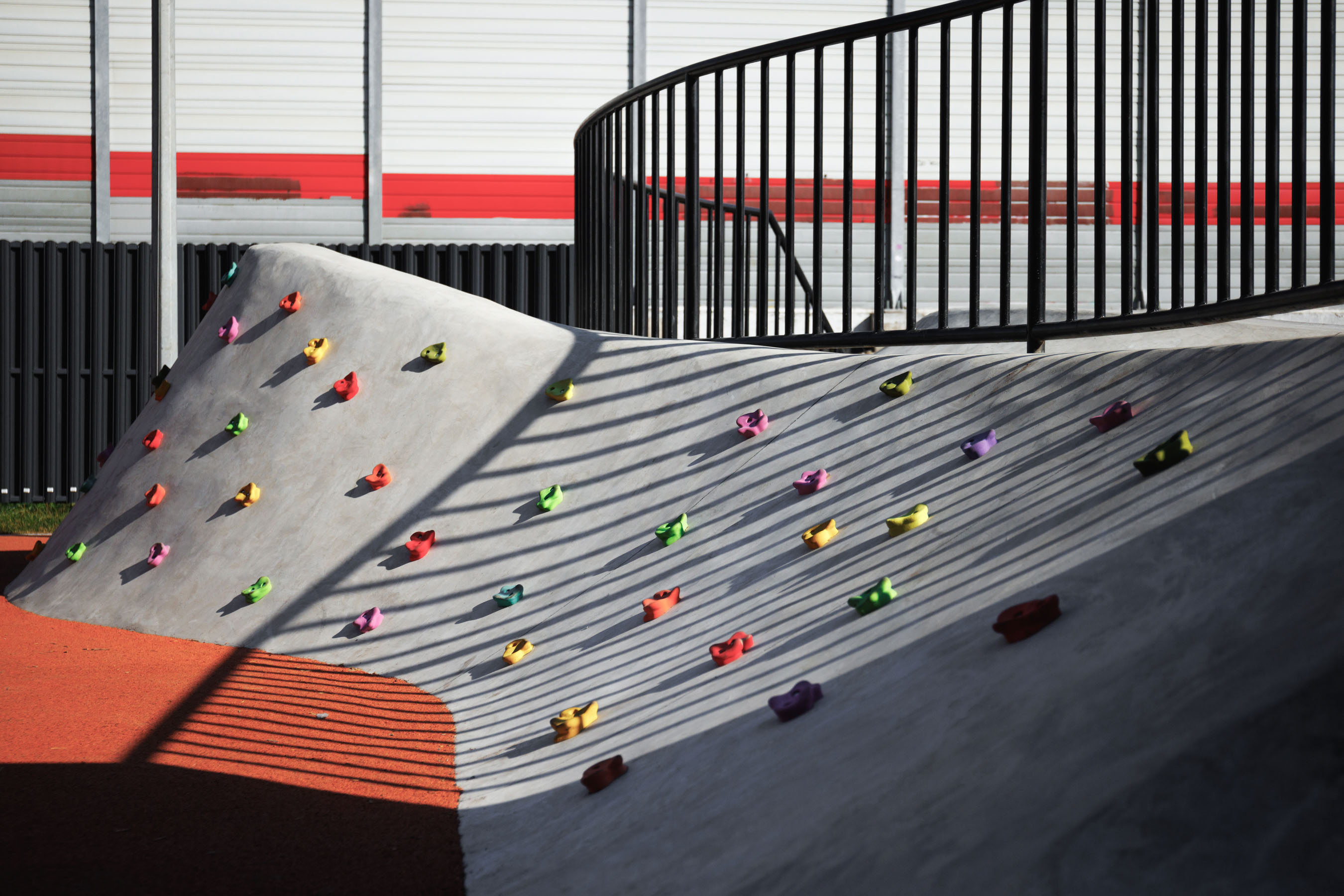 Скалодром как функциональный элемент бетонной плазы в Москве от команды XSA Ramps