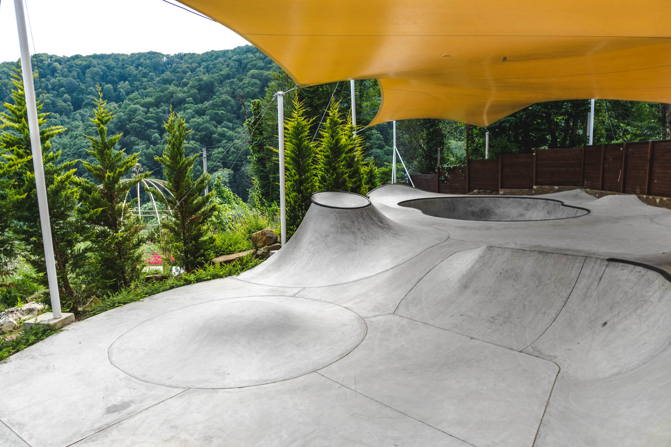 Двухуровневый боул на заднем дворе, скейт-парк XSA, пул в Сочи