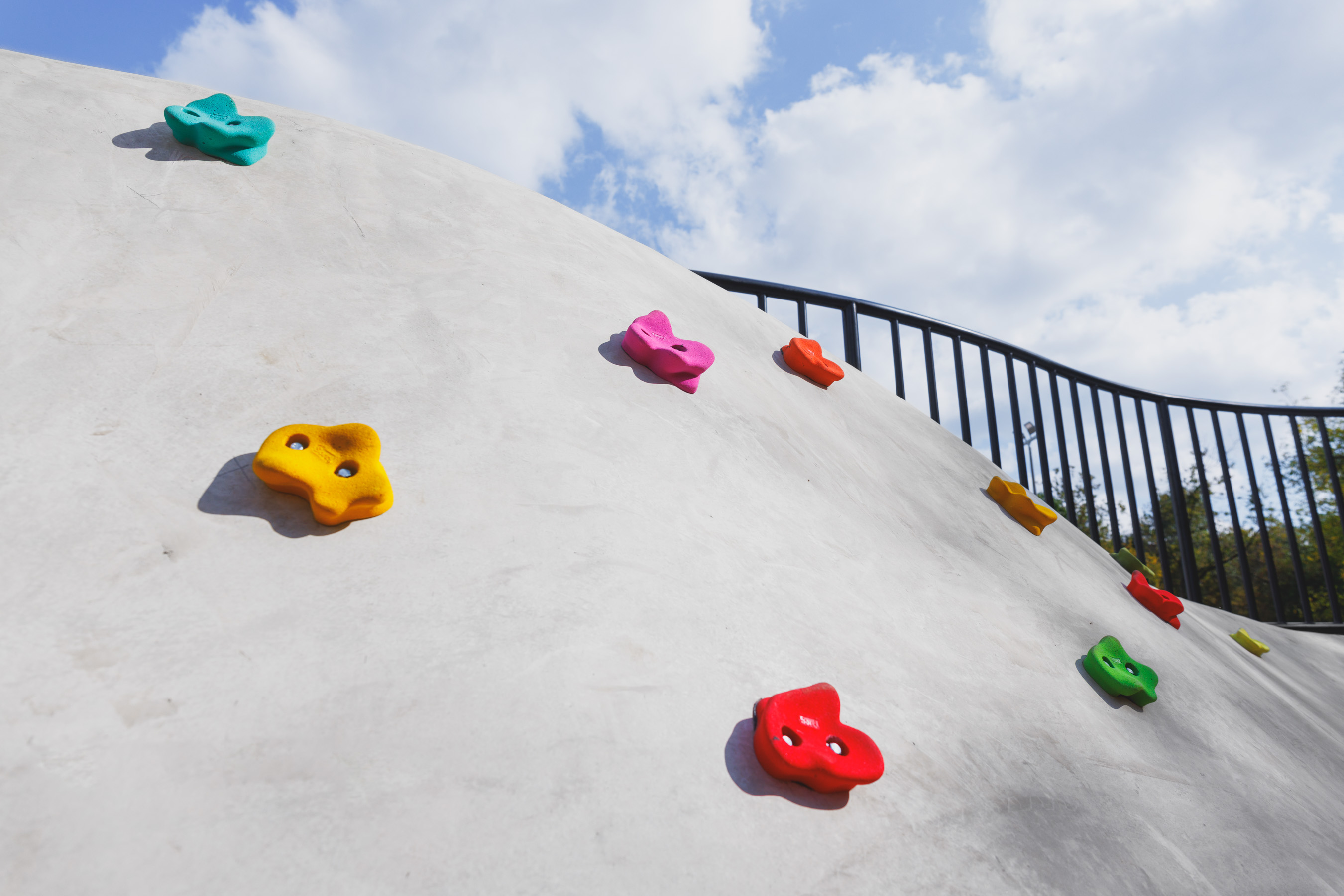 Скалодром как функциональный элемент декора. XSA Ramps бетонная плаза. Москва