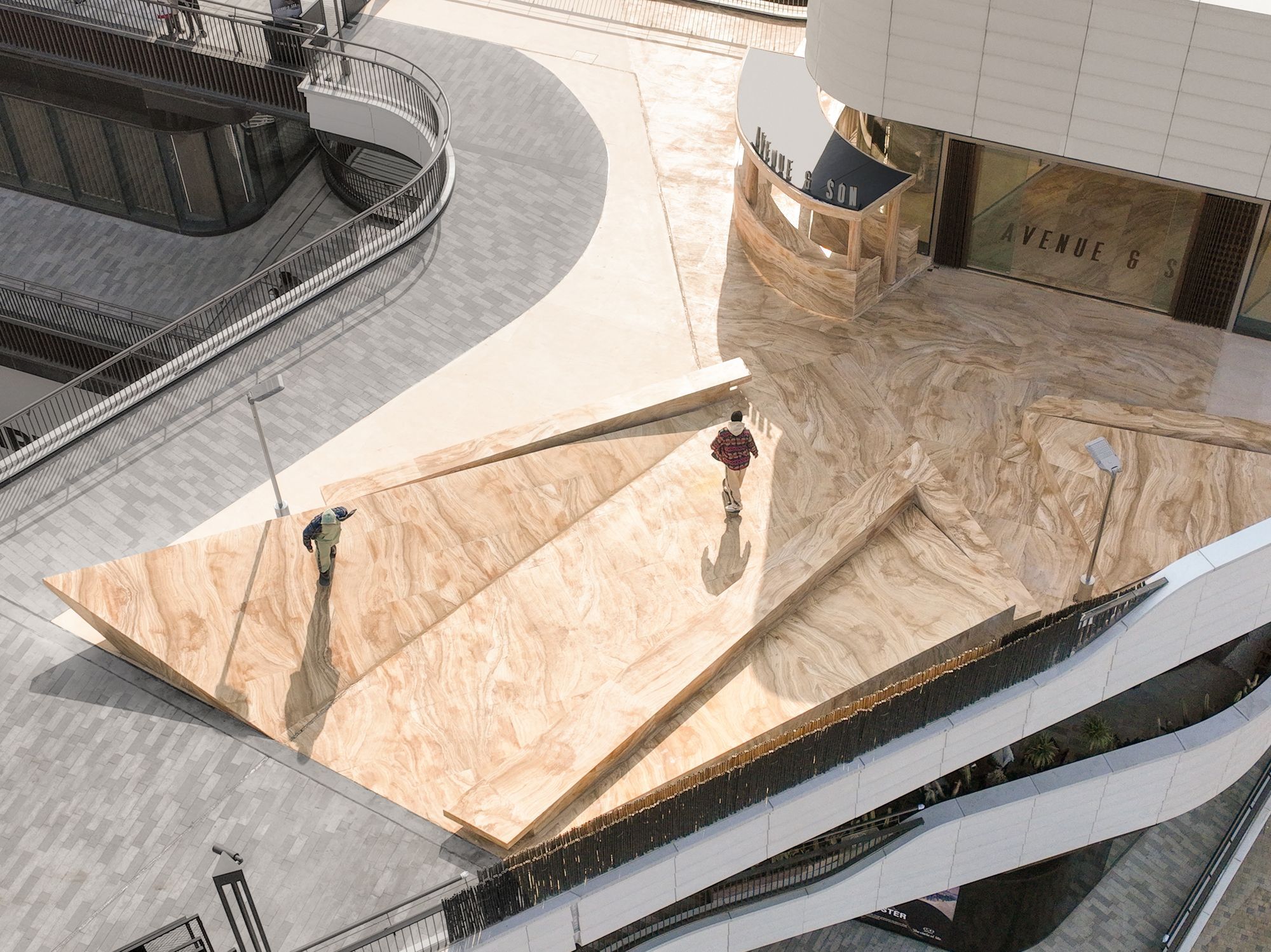 Мраморный скейт-парк у входа в скейтшоп