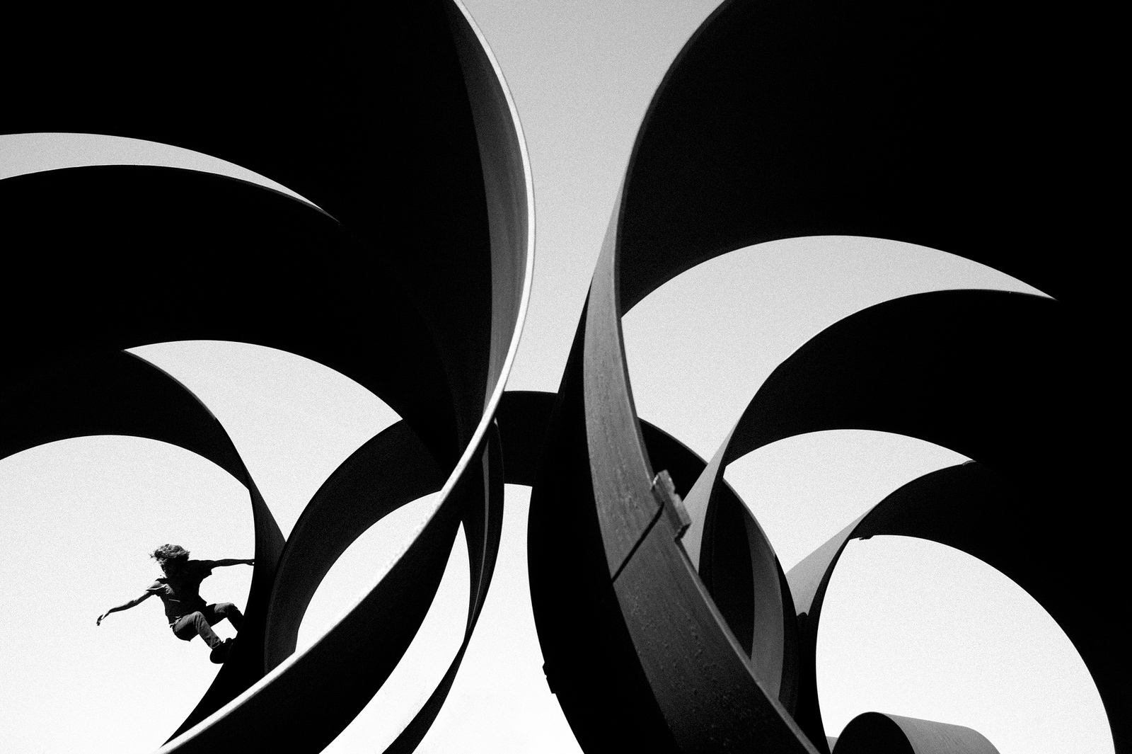 Скейтер в трубах