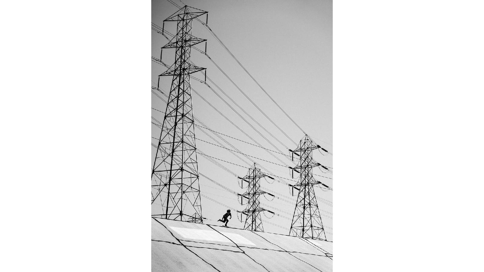 Райдер среди высоковольтных вышек