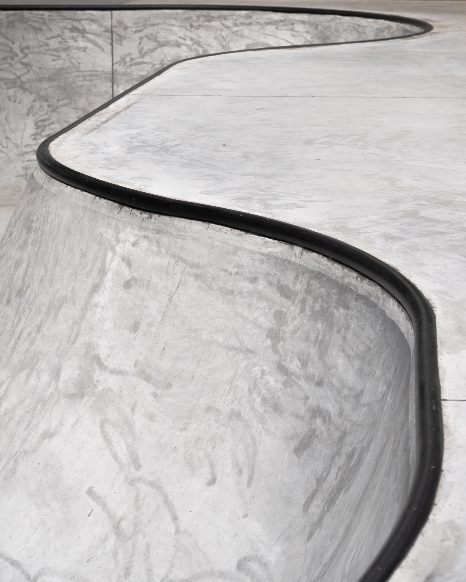 Плавность изгибов бетонного боула от команды XSA