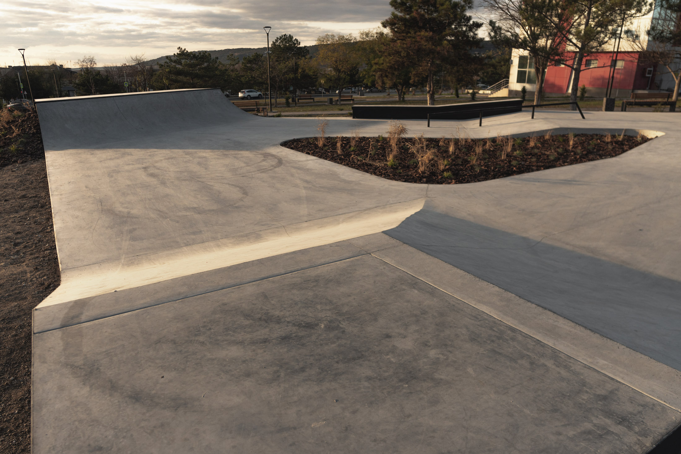 Бетонный квотер и пирамида в скейт-парке Бахчисарая