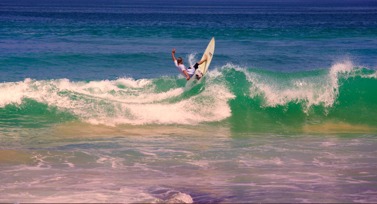 Тони серфит на Бали