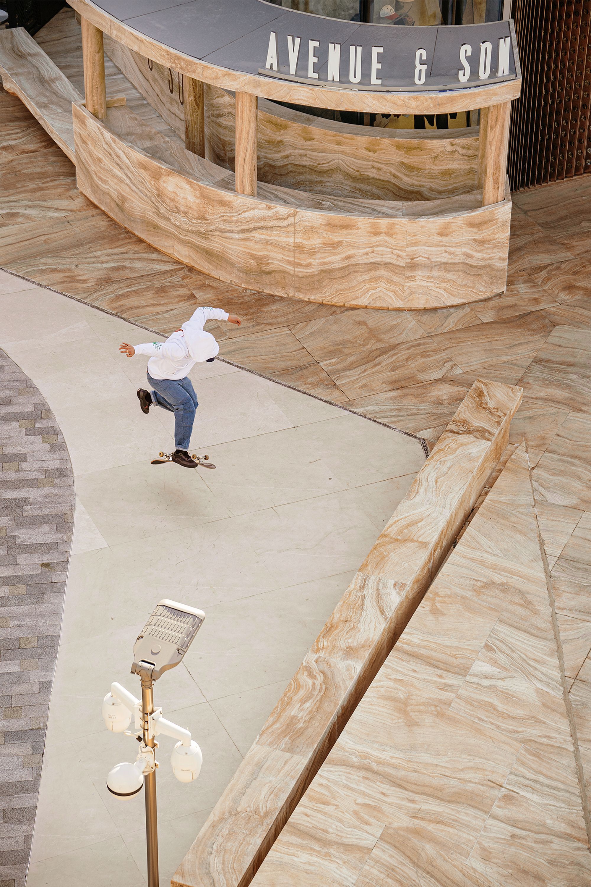 Мраморный скейт-парк у входа в скейтшоп