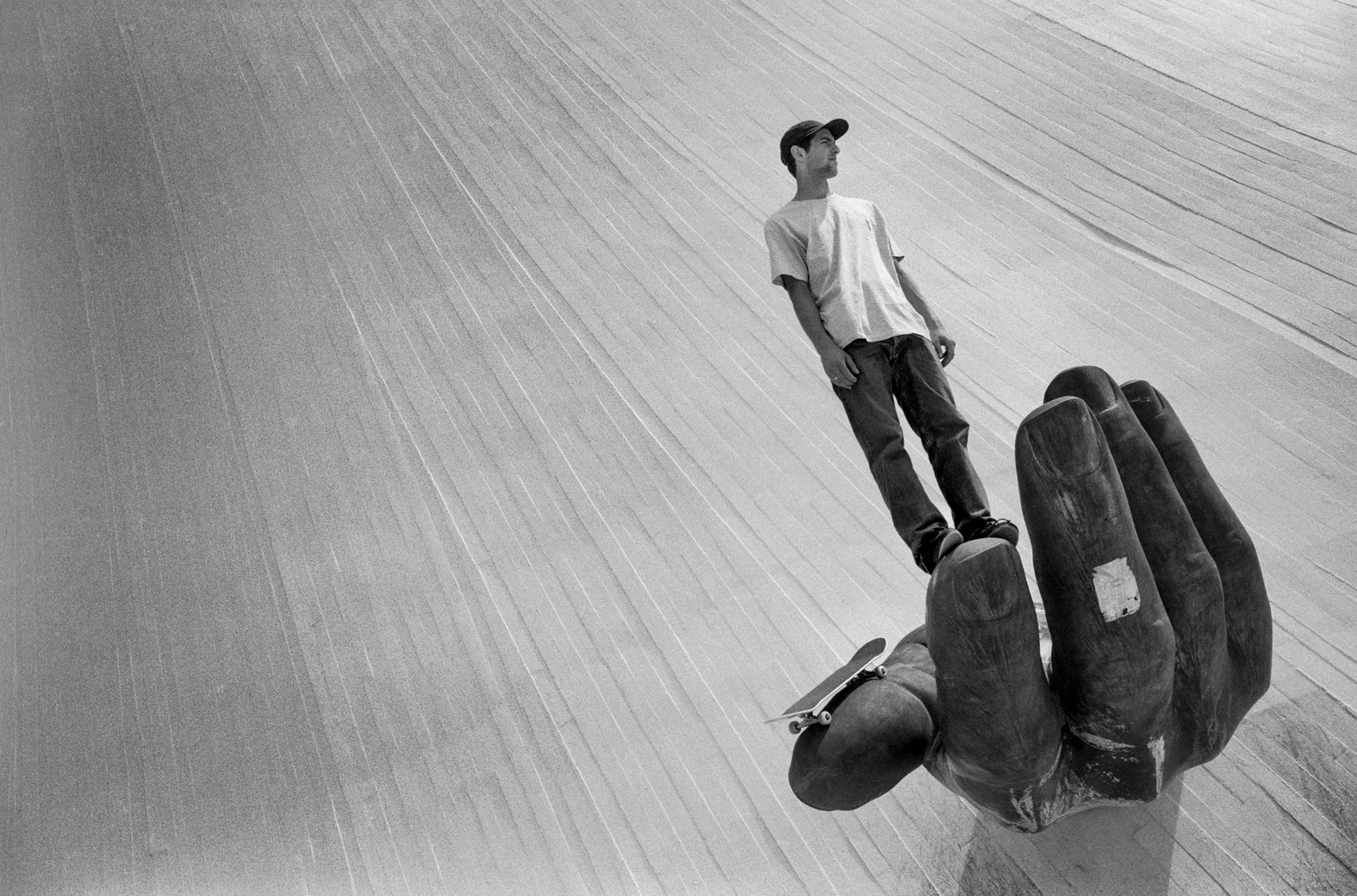 Райдер в огромной руке