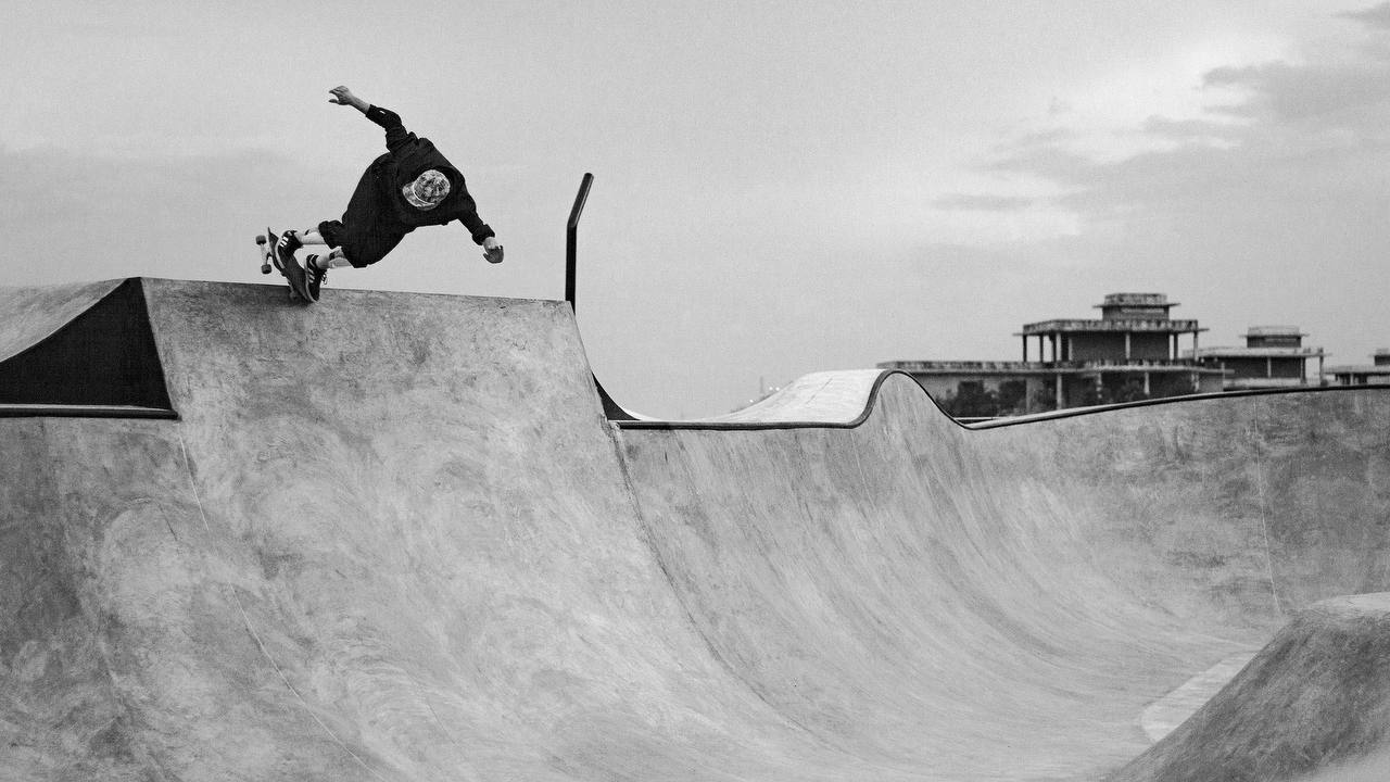 Тони Тишкин раздает на скейте