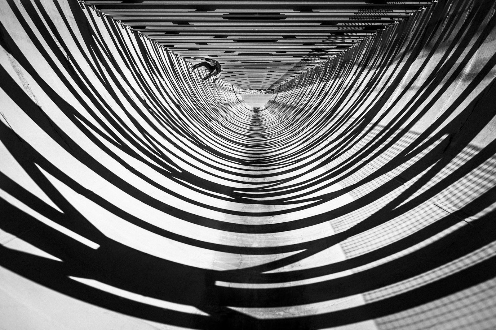 Скейтер в сюрреалистическом сюжете