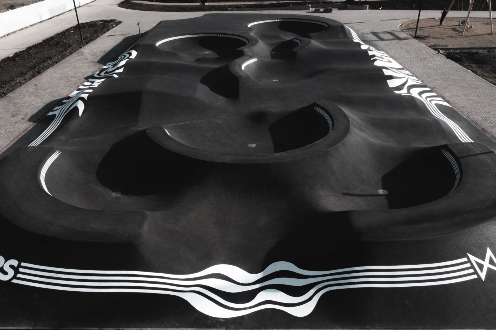 Цельноасфальтовый памп-трек с графикой в ЖК "Любимово"