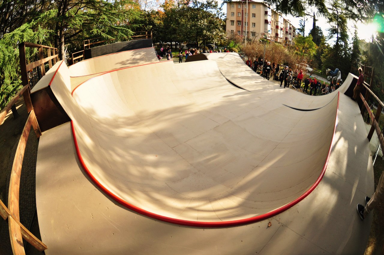 Деревянная скейт-плаза