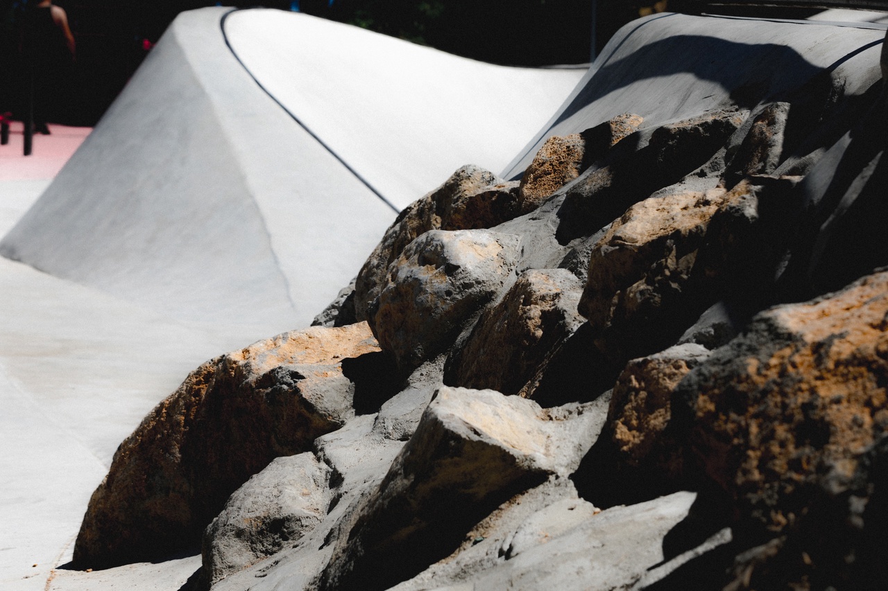 Откосы (вставив настоящие валуны в задние стенки парка)