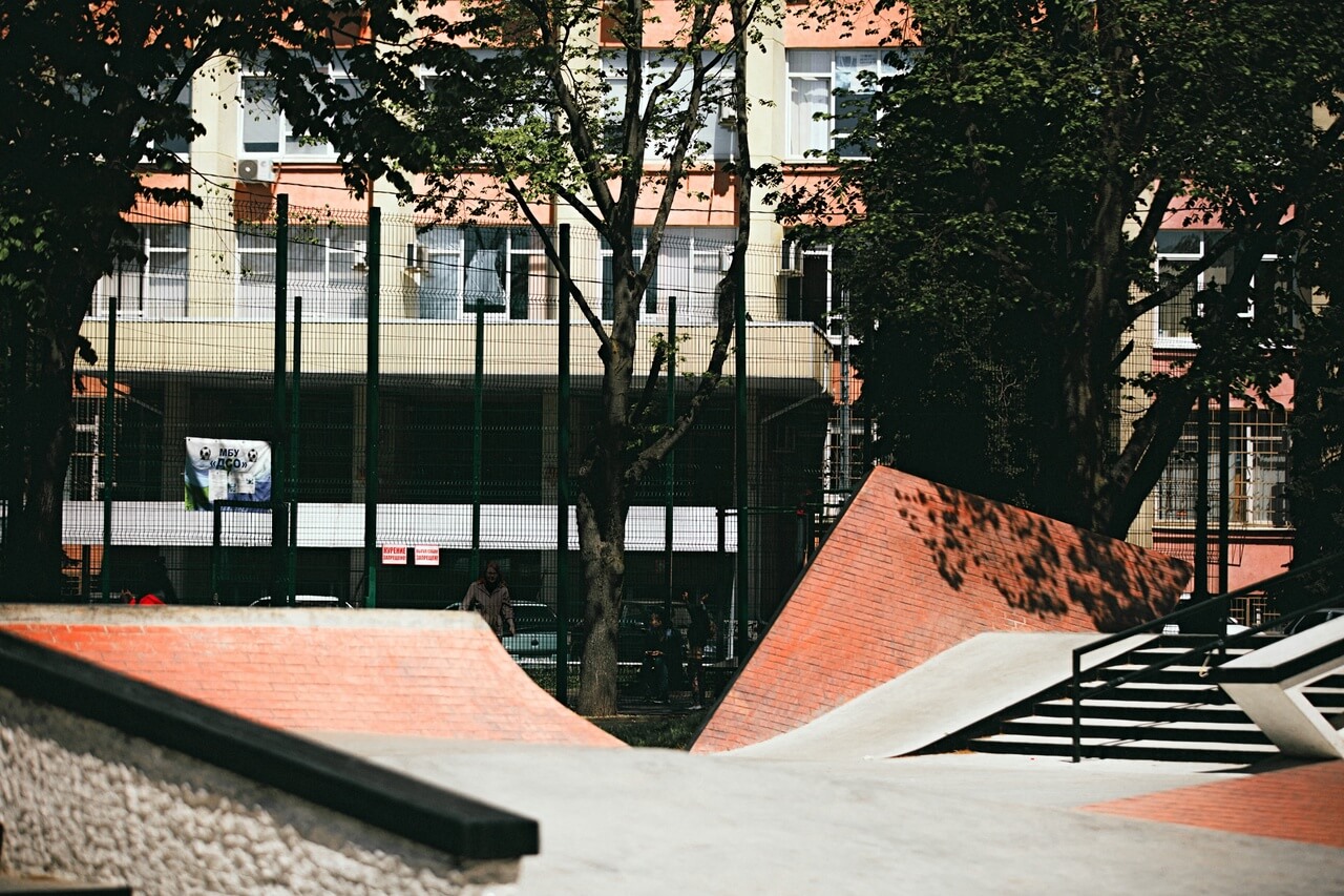 Сымитировали кирпичную кладку при помощи метода штамповки на сырой бетон